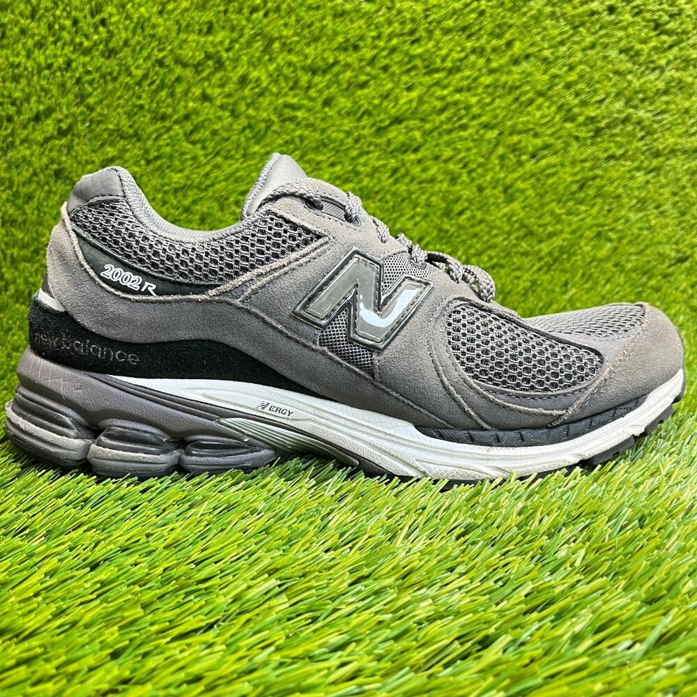 New Balance 2002R Mens Size 9.5 Gray White Black Athletic Running Shoes Sneakers